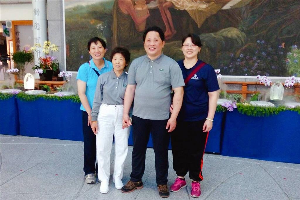 榮獲國軍與嘉義縣等四項模範母親殊榮的環保志工黃徐彩玉(左二)偕同艦長女兒黃淑卿(左一)、二女兒黃淑賢(右一)及眼盲碩士兒子黃昭榮(右二)參加大林慈濟醫院場次浴佛儀式。(照片提供:黃徐彩玉)