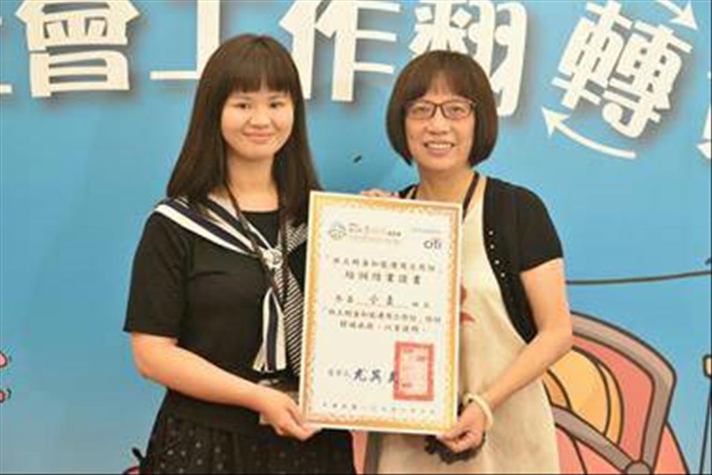 桃園市政府社會局社工科蔡惠娟科長(右)蒞臨現場鼓勵參與本次「社工財金知能運用工作坊」的社工小玉(左)(照片由賽珍珠基金會提供)