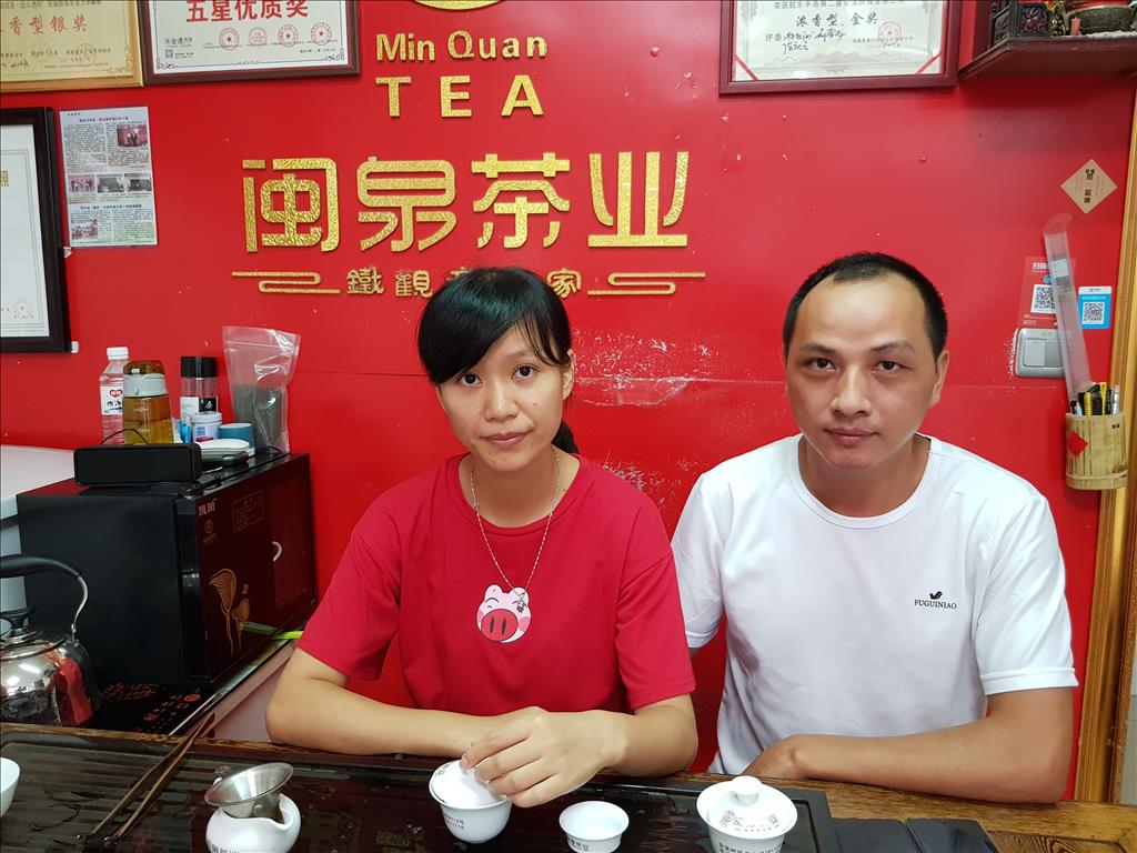 閩泉茶業王安源(右)和妻子劉麗玲(左)出生於茶葉世家,從小融入茶生活,更傳承了中國傳統厚重的茶文化。