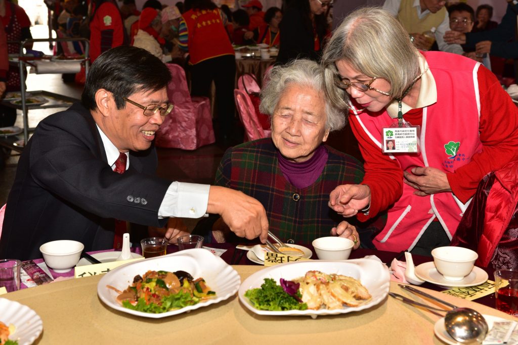 吉祥如意旺旺來　獨居長輩歡慶圍爐