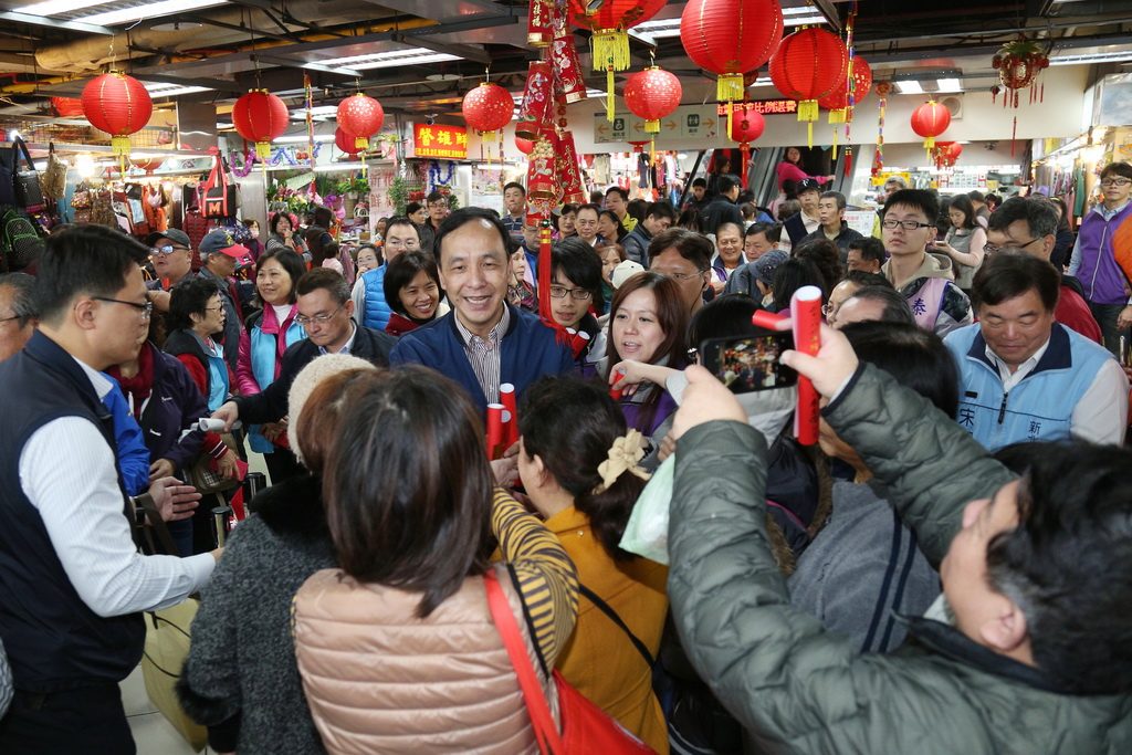 方形春聯首發　朱立倫：祝市民都能旺來福來