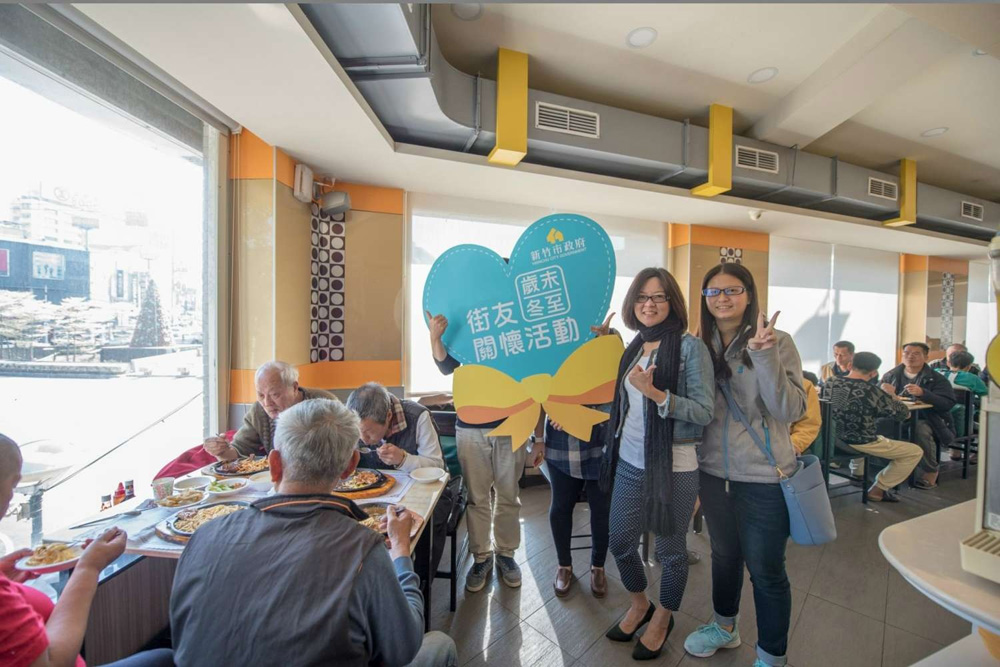 竹市寒冬送暖　宴請街友享用牛排