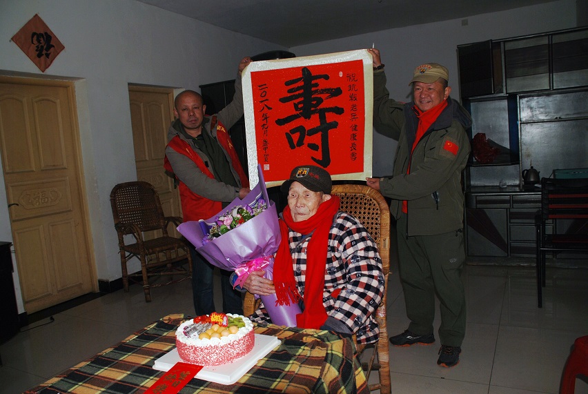 接過壽禮流下熱淚　102歲抗戰老兵羅金良過生日
