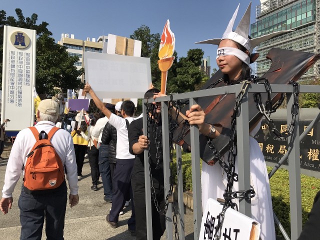 哭泣的自由女神 嘆台灣非自由民主國家 哭泣的自由女神 嘆台灣非自由民主國家