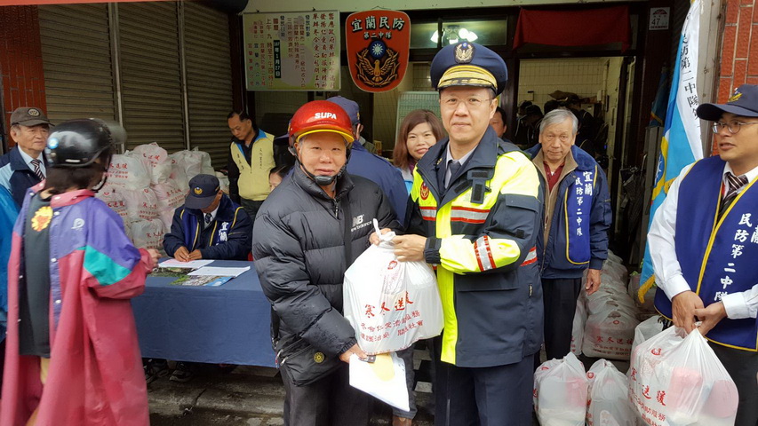 宜蘭民防二中隊+宜蘭分局 共同發放愛心物資 宜蘭民防二中隊+宜蘭分局 共同發放愛心物資