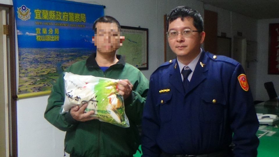 家訪勤區遇貧戶　警贈米展愛心