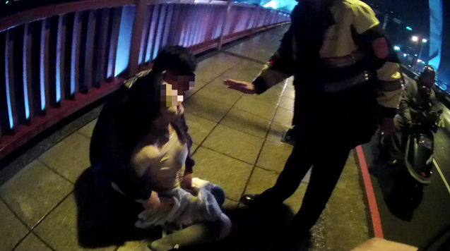 花光款養男友　酒後跳橋警救助　男友喊：銬起來