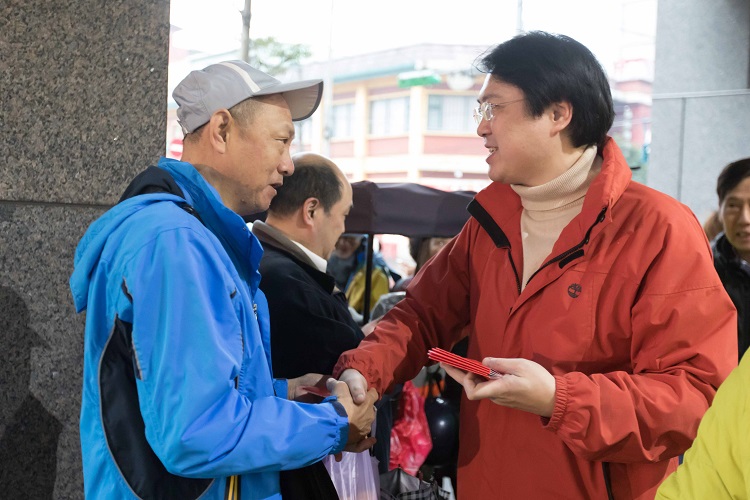 林市長訪視信義市場　向攤商及市民賀節