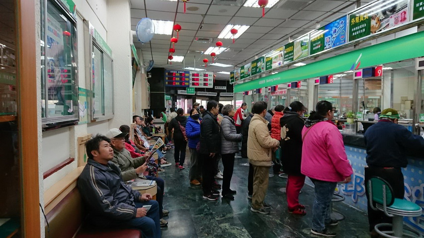 金狗迎春換新鈔　郵局服務揪感心