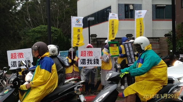 父母上街抗議稅制搞壞經濟 讓孩子出走 父母上街抗議稅制搞壞經濟 讓孩子出走