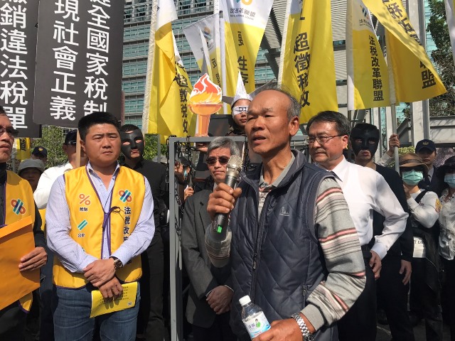 「稅官吃人夠夠」 農民節農民控訴 「稅官吃人夠夠」 農民節農民控訴