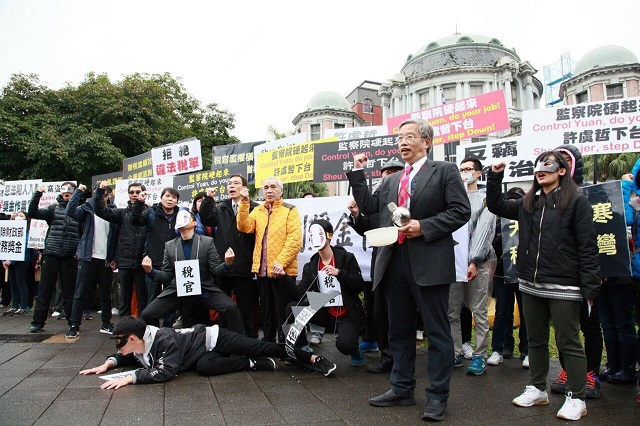 青貧族遭奢侈稅獵殺 監院前抗議 青貧族遭奢侈稅獵殺 監院前抗議