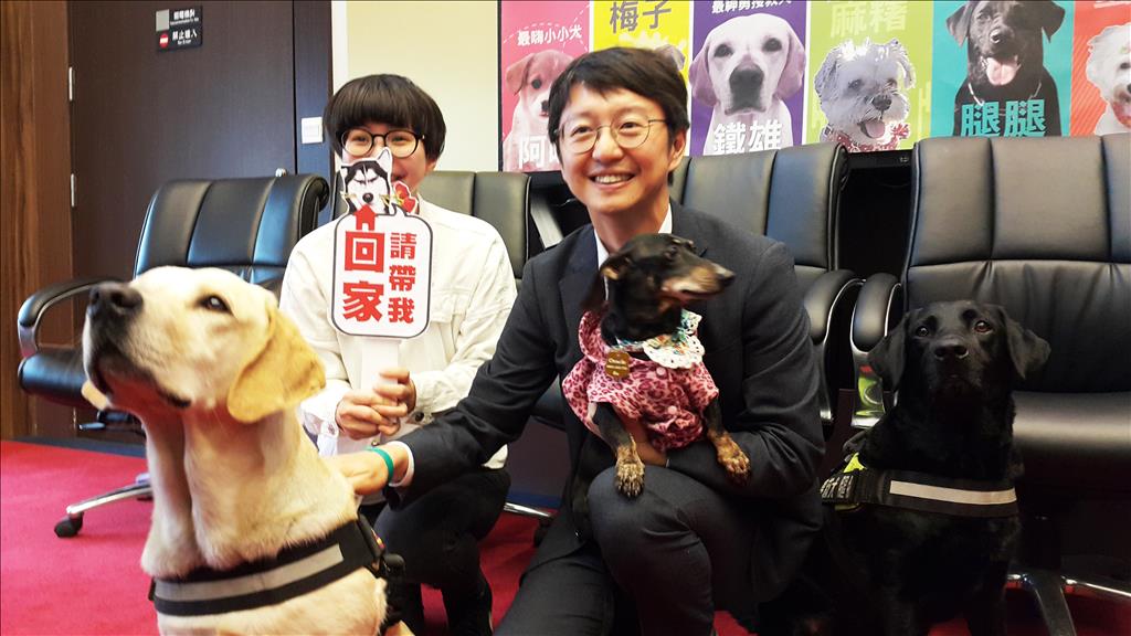 市議員江肇國開心與狗狗合影致詞
