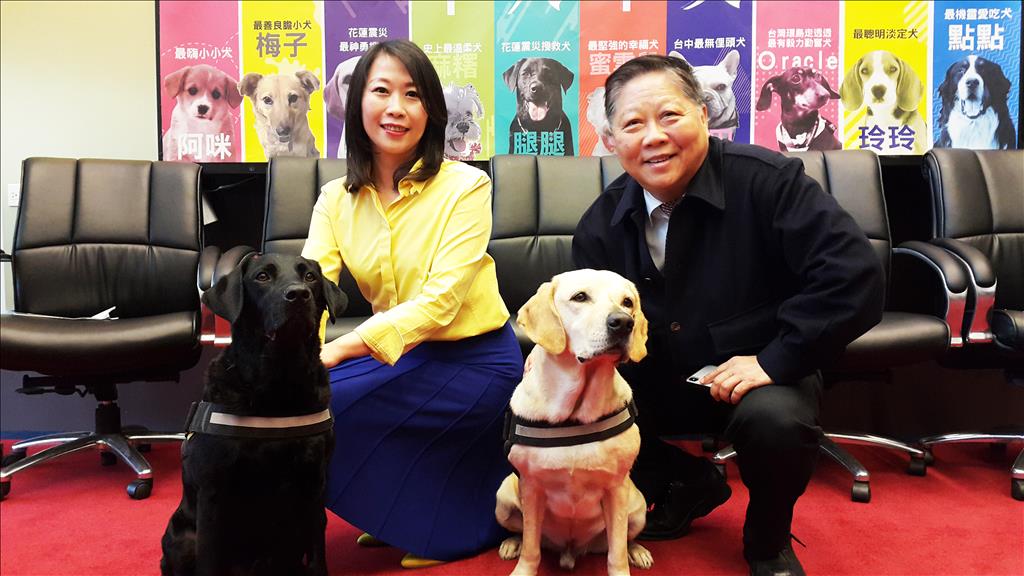 新一代媒體集團創辦人袁昶平(右)開心與狗狗合影
