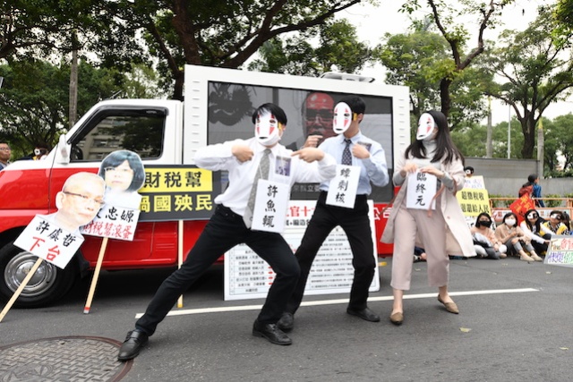 有如合理化搶劫行為 學者控訴財政部:拿超徵稅收還國債 有如合理化搶劫行為 學者控訴財政部:拿超徵稅收還國債