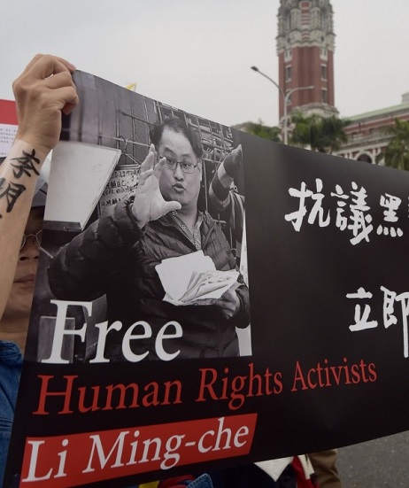 李明哲被抓一週年　救援大隊總統府前綁黃絲帶