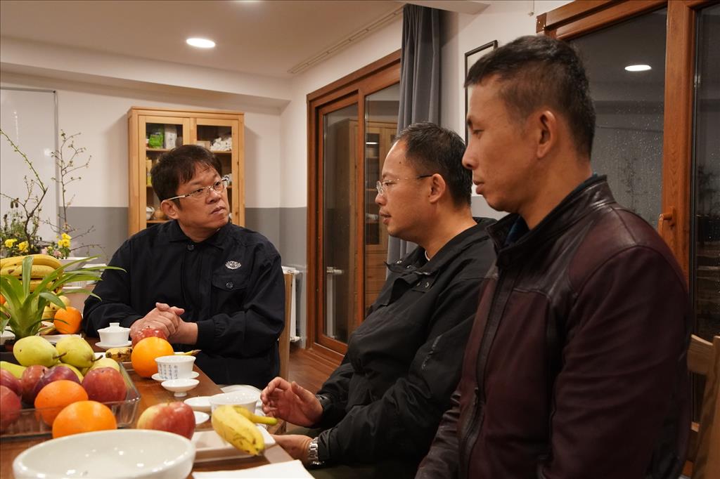 鄭先生獲悉母親往生悲慟不已，慈濟志工、旅行社領隊(右)關懷與鄭先生(中)相關事宜。(圖為慈濟基金會提供)