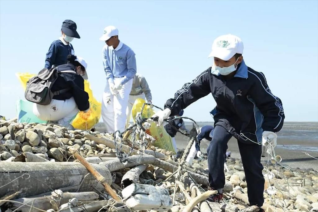 將近5百位的彰化慈濟青少年成長班,4月8日結合芳苑鄉公所、海巡署岸巡大隊等當地團體,在王功漁港舉辦淨灘活動。(圖為慈濟基金會提供)