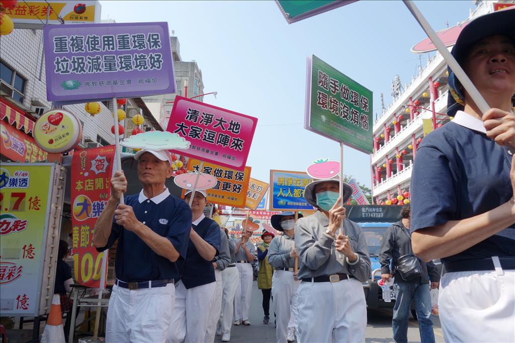 在雲嘉地區,慈濟志工結合大甲媽祖過境,宣導垃圾不落地、少用免洗碗筷等環保理念,以清淨街容恭迎大甲媽祖。(圖為慈濟基金會提供)