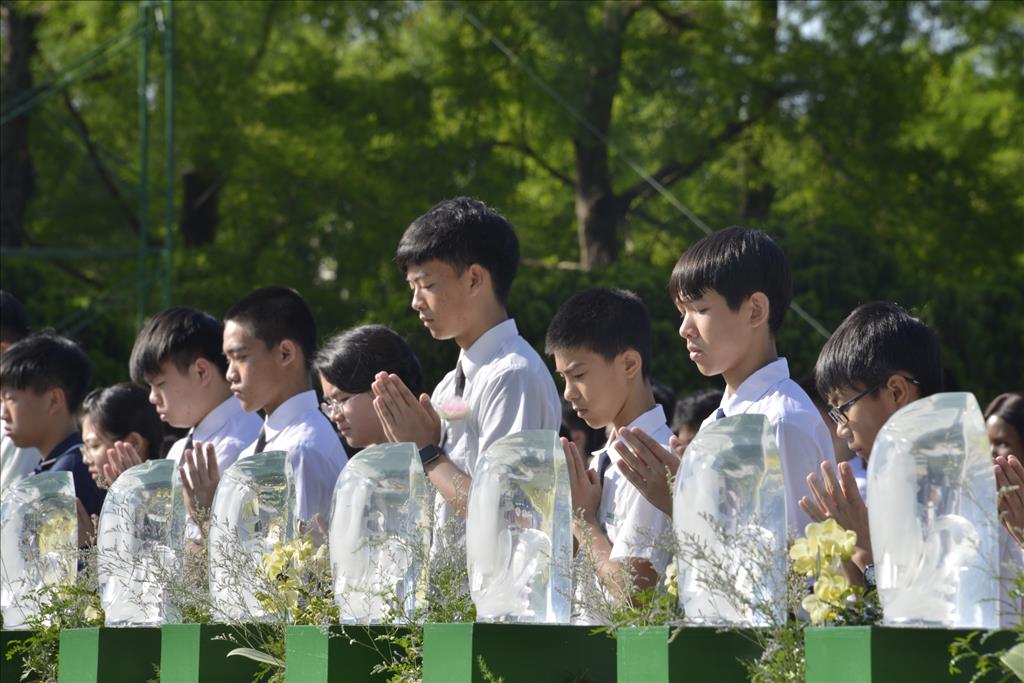 與會包含靜思精舍法師、慈濟志業員工、慈濟志工、慈濟學校師生,排出「平安」、「吉祥」兩個祈福。(圖為慈濟基金會提供)