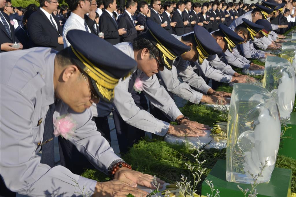 慈濟邀請「0206花蓮震災」警消救難英雄,共同以最尊敬的心來禮佛,並虔誠祈願天下平安、無災無難。(圖為慈濟基金會提供)