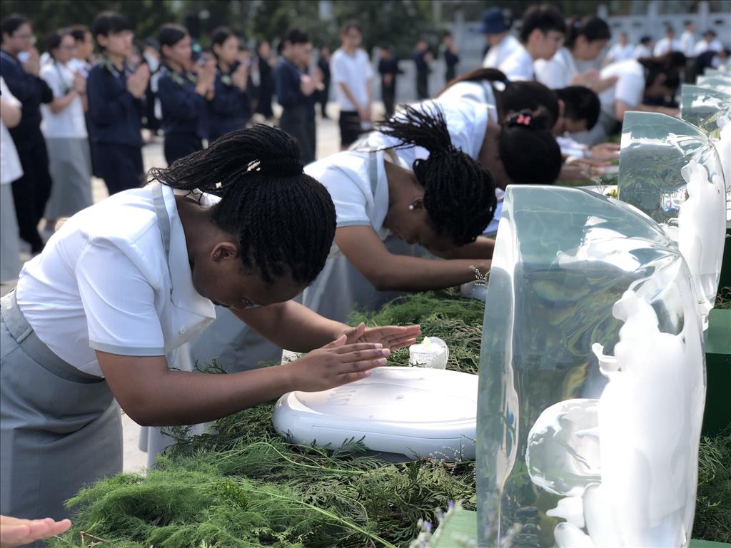 慈濟大學外籍學生,也前來參與浴佛大典。(圖為慈濟基金會提供)