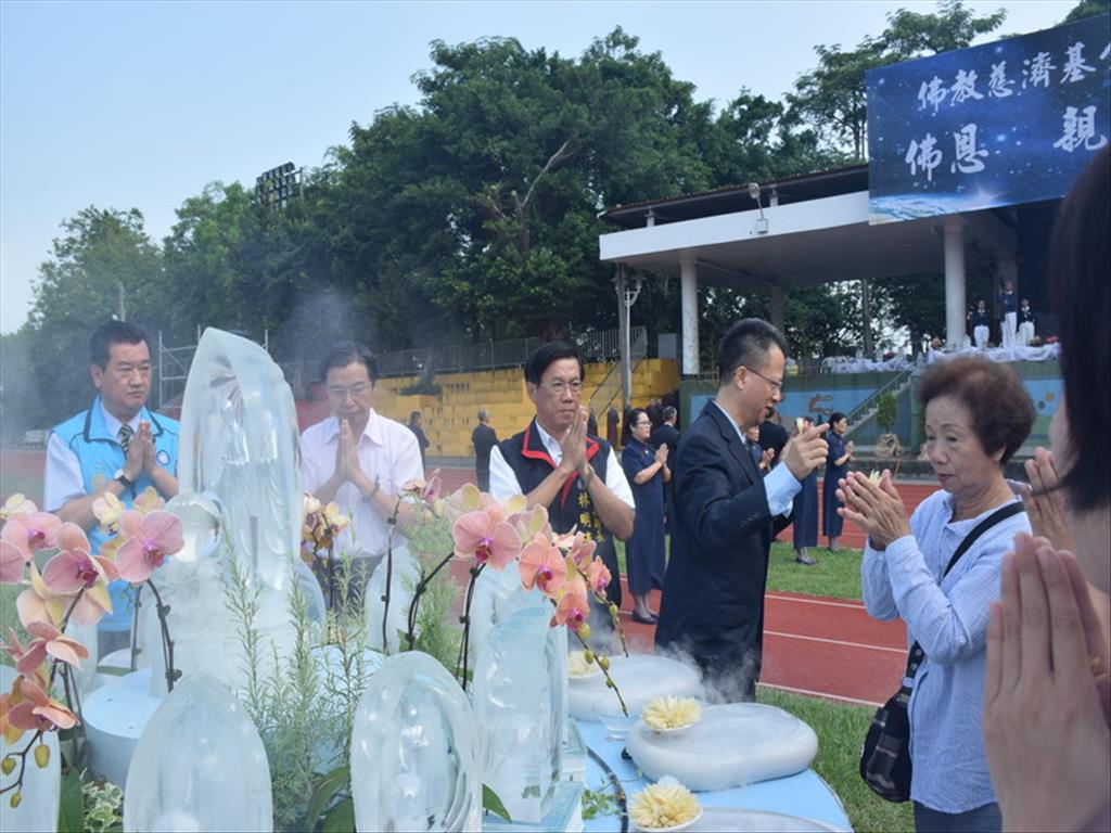 林明溱縣長(左三)虔誠浴佛DSC_0498