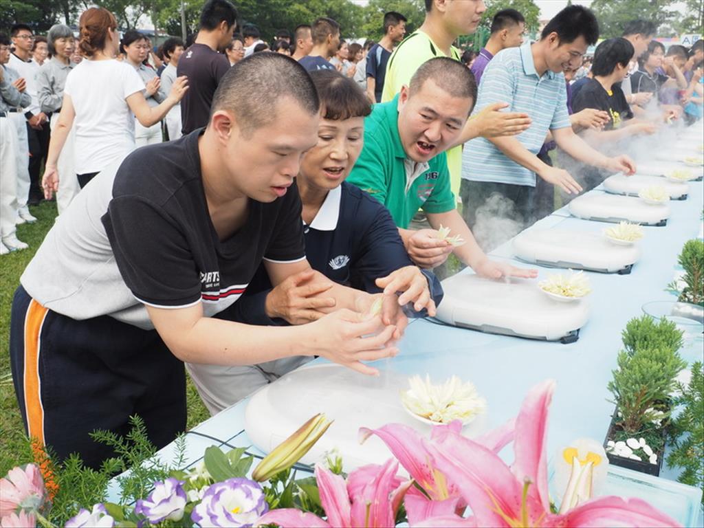 啟智教養院的院生由志工陪伴浴佛P5130137