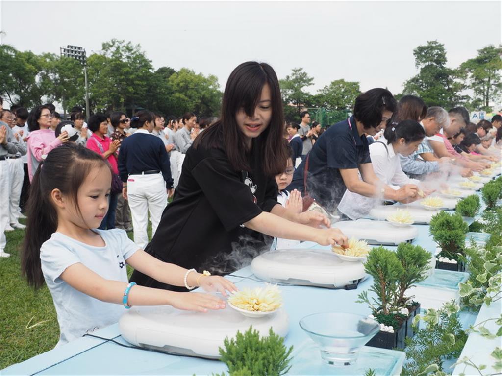 會眾扶老攜幼虔誠浴佛禮佛足祝福吉祥P5130129