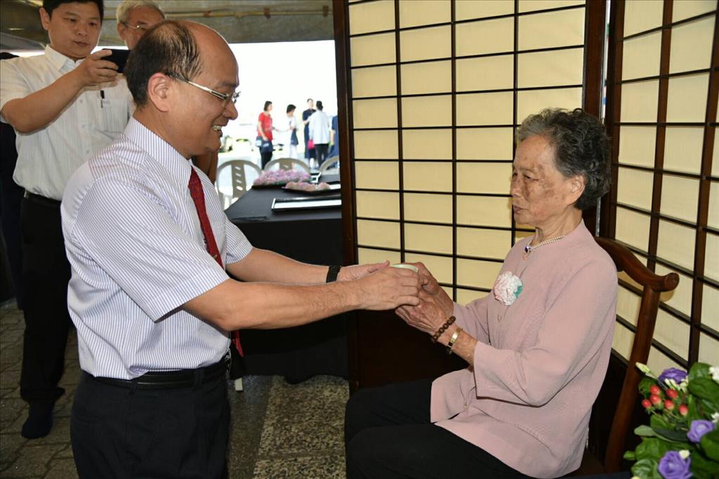 宜蘭縣副縣長黃適超陪同高齡80幾歲的母親前來浴佛,並親自奉茶感恩母親養育之恩