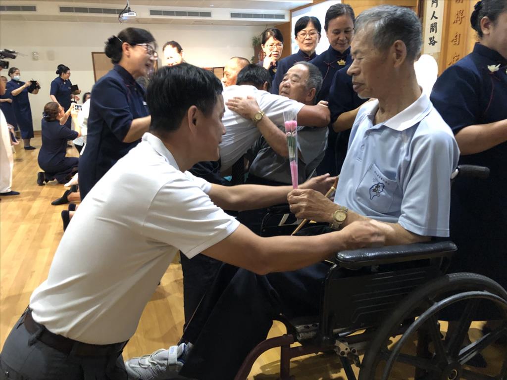 台東專科秘書吳漢俊帶著自己年近90的父親一起參加浴佛,父親在古寧頭戰役時被砲彈炸斷右臂,仍白手起家辛苦撫養4個兒女長大成人,在母親過世後也身兼母職,著實辛苦
