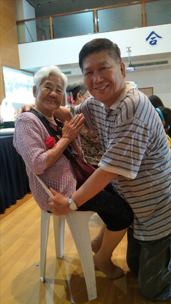 高齡88歲的王桂春笑著說「兒子能陪我參加浴佛,就是最好的禮物」