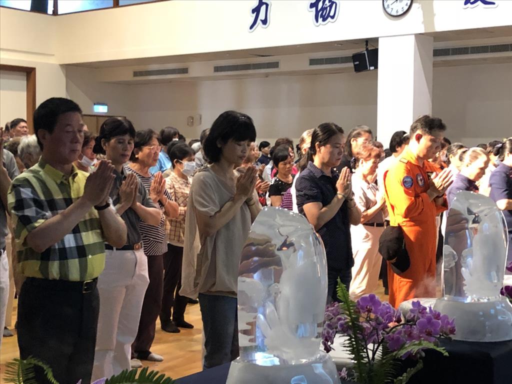 5月12、13日在台東靜思堂陸續舉辦5場浴佛典禮,兩天5場近1000位貴賓及會眾前來浴佛