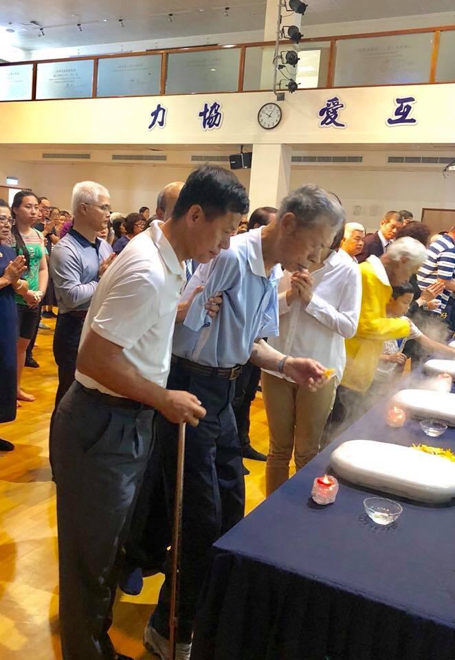 高齡88歲的王桂春笑著說「兒子能陪我參加浴佛,就是最好的禮物」