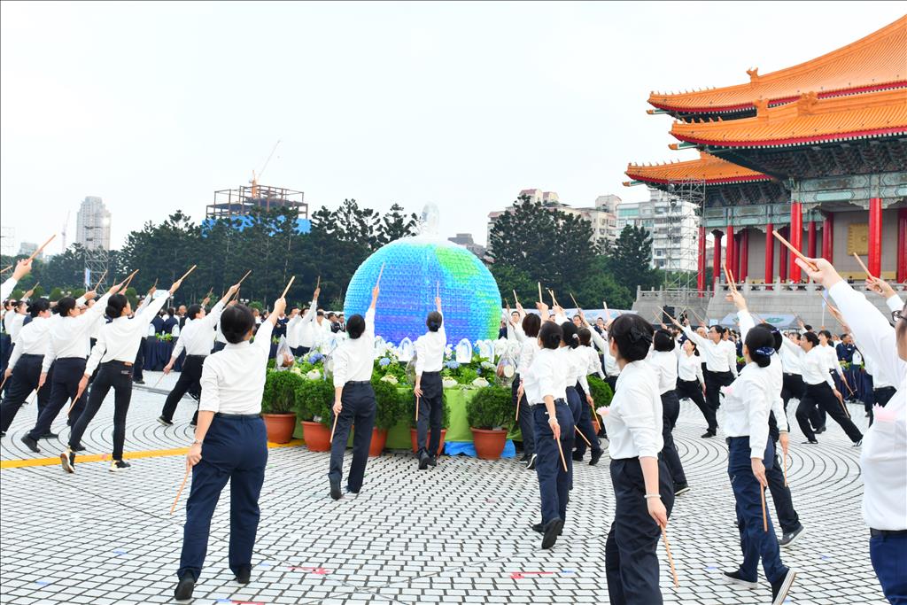 兩廳院藝文廣場,寶特瓶立體環保地球