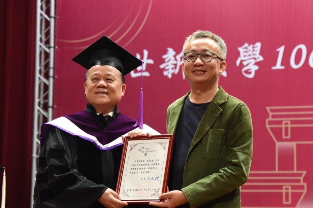 知名作詞人許常德返母校世新　勉畢業生勇拋上一代建議