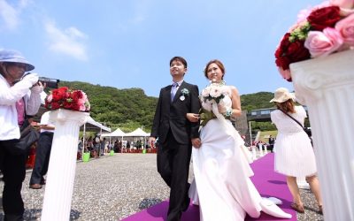 聯合婚禮潮境登場　30對新人無敵海景前互許終身