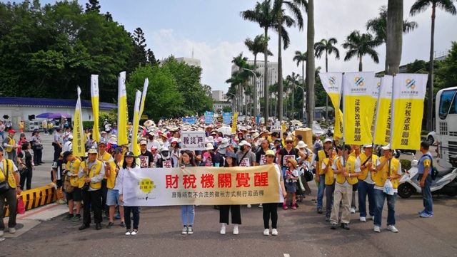 桃園鄉親斗笠大軍參與稅改遊行 桃園鄉親斗笠大軍參與稅改遊行