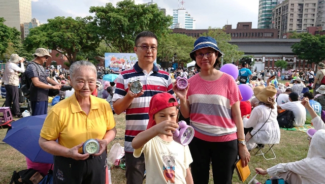 拒當「大魯蛇」!阿嬤帶鬧鐘北上 參與喚醒台灣行動 拒當「大魯蛇」!阿嬤帶鬧鐘北上 參與喚醒台灣行動