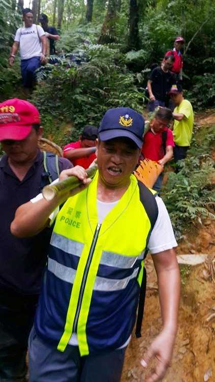 外籍遊客登山受傷　大同所長協助搜救