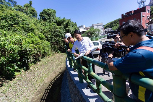 加強防颱　林市長巡視深澳坑溪清淤成果