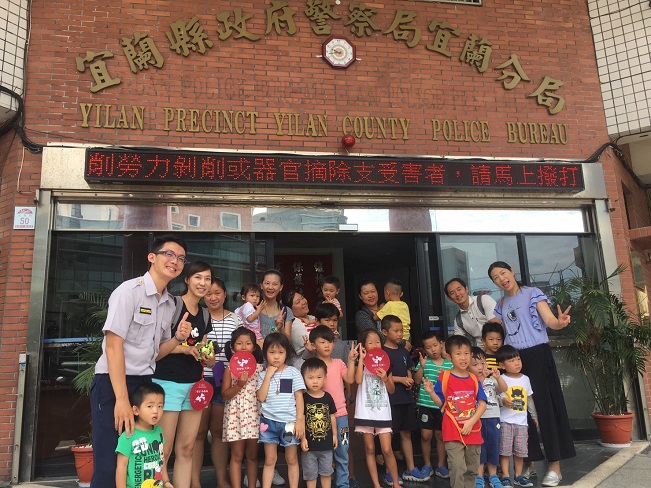 親子社團參訪宜蘭分局　搶當小小波麗士