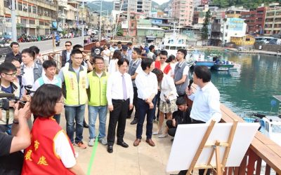 行政院長視察正濱漁港色彩屋　讚許「林市長執政、都市變彩色」
