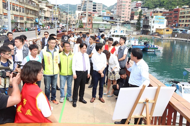 行政院長視察正濱漁港色彩屋　讚許「林市長執政、都市變彩色」