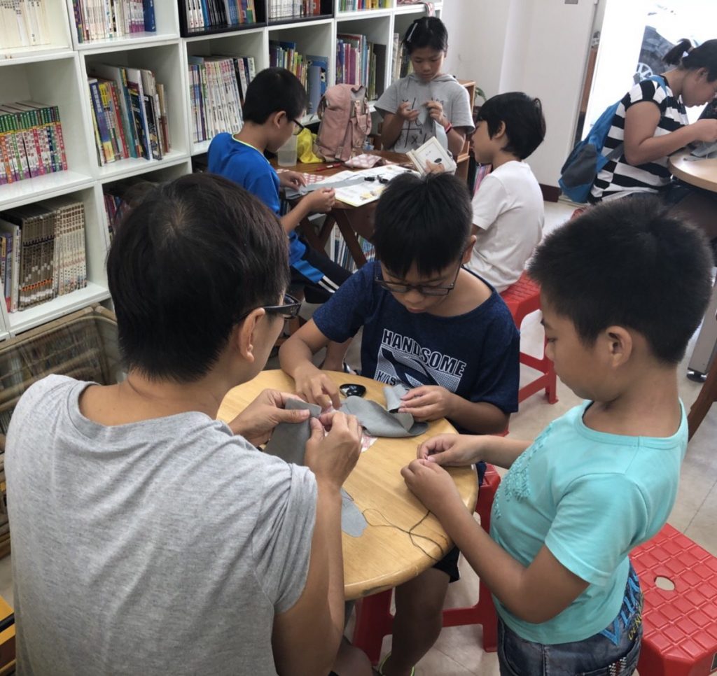 手作DIY面紙套　風獅爺童書館活動反響熱烈