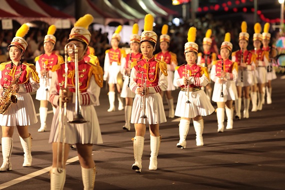 中元祭放水燈遊行　賴揆與賴姓宗親會一起踩街