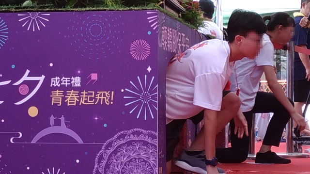 法稅志工七夕送成年禮　邀學子加入稅改行列