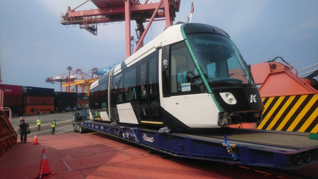 高雄輕軌二階車輛將運抵高雄