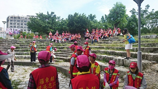 菸灰菸蒂不落地　羅東夜市公園民眾淨街