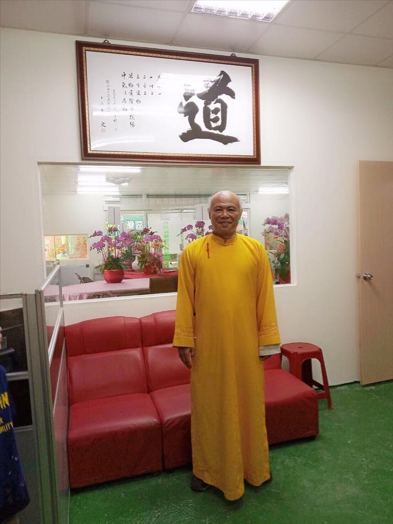 2018海峽兩岸暨全球華人敬天祈福大會,台湾代表團以六瑞禮敬天地十方尊神,並献旨寶予泰山宮殿。圖為:太一宗啓靈第五代掌門人郭益富。